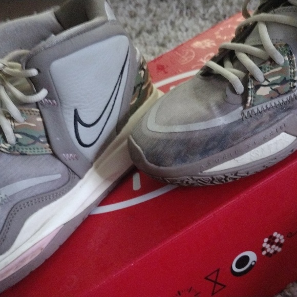 I am selling these Kyrie's, worn once and good condition! - Picture 4 of 4